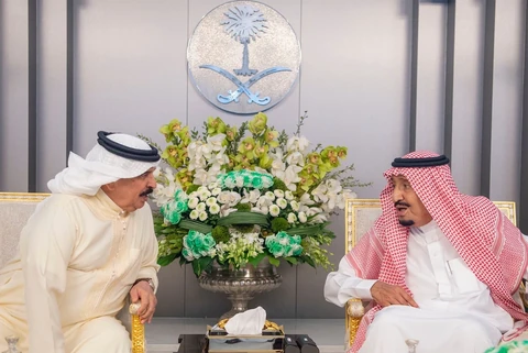 سيدي خادم الحرمين الشريفين يستقبل ملك البحرين