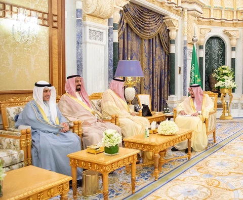 سيدي خادم الحرمين الشريفين يتسلم رسالة من سمو أمير الكويت