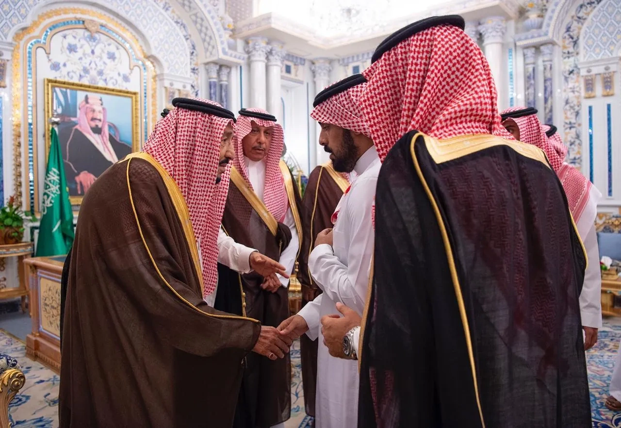 سيدي خادم الحرمين الشريفين يستقبل أسرة اللواء عبدالعزيز الفغم رحمه الله - صورة 1