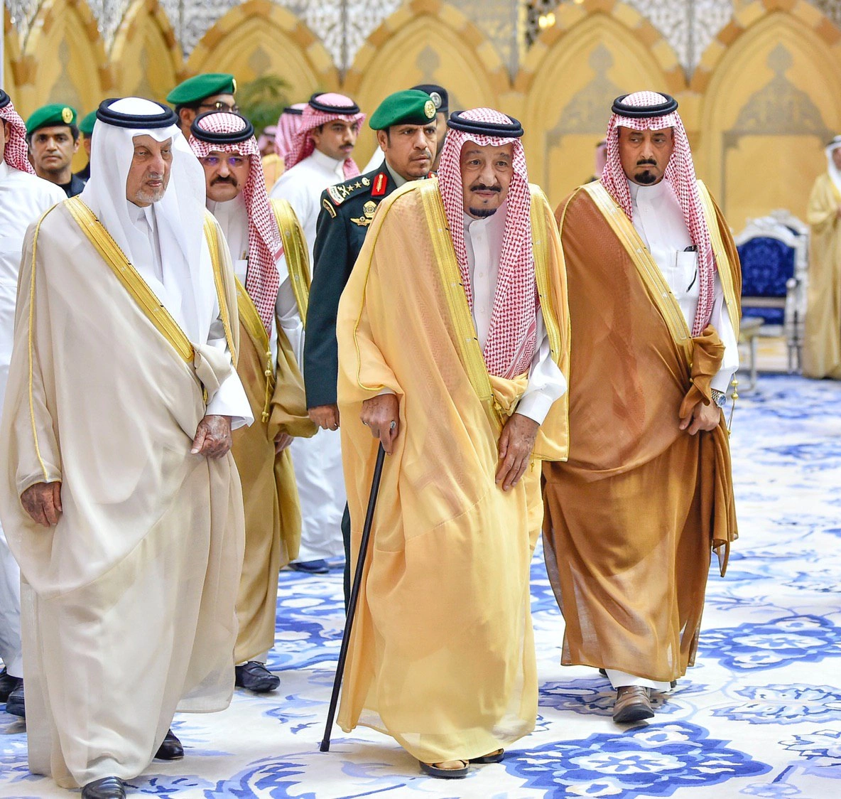 سيدي خادم الحرمين الشريفين خلال مغادرته جدة متوجهًا إلى الرياض - صورة 1