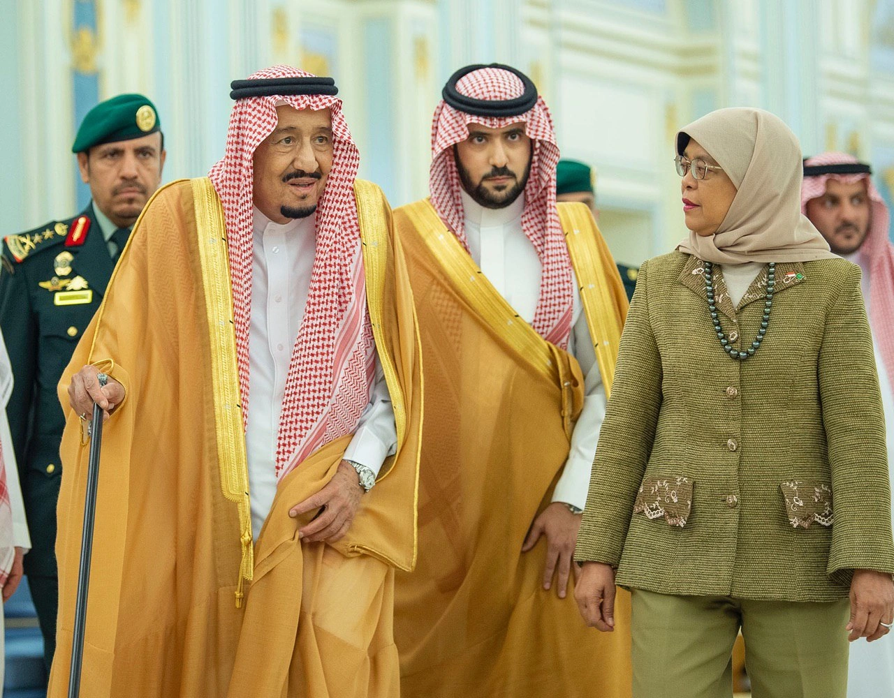 سيدي خادم الحرمين الشريفين خلال استقباله رئيسة جمهورية سنغافورة - صورة 1
