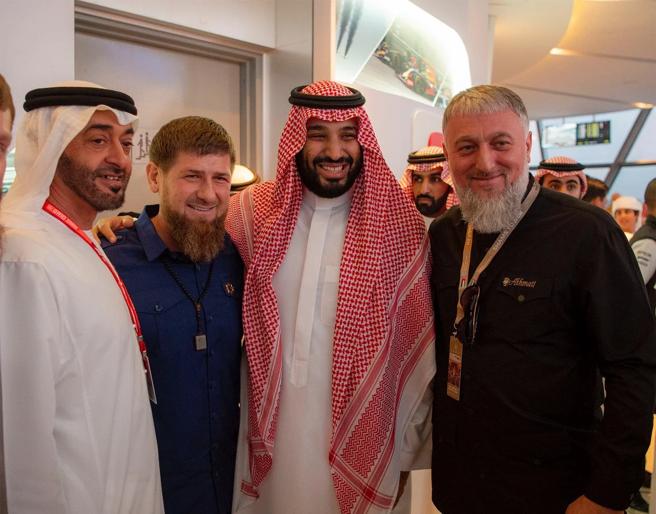 سمو سيدي ولي العهد والشيخ محمد بن راشد والشيخ محمد بن زايد يشهدون ختام فورمولا 1 - صورة 1
