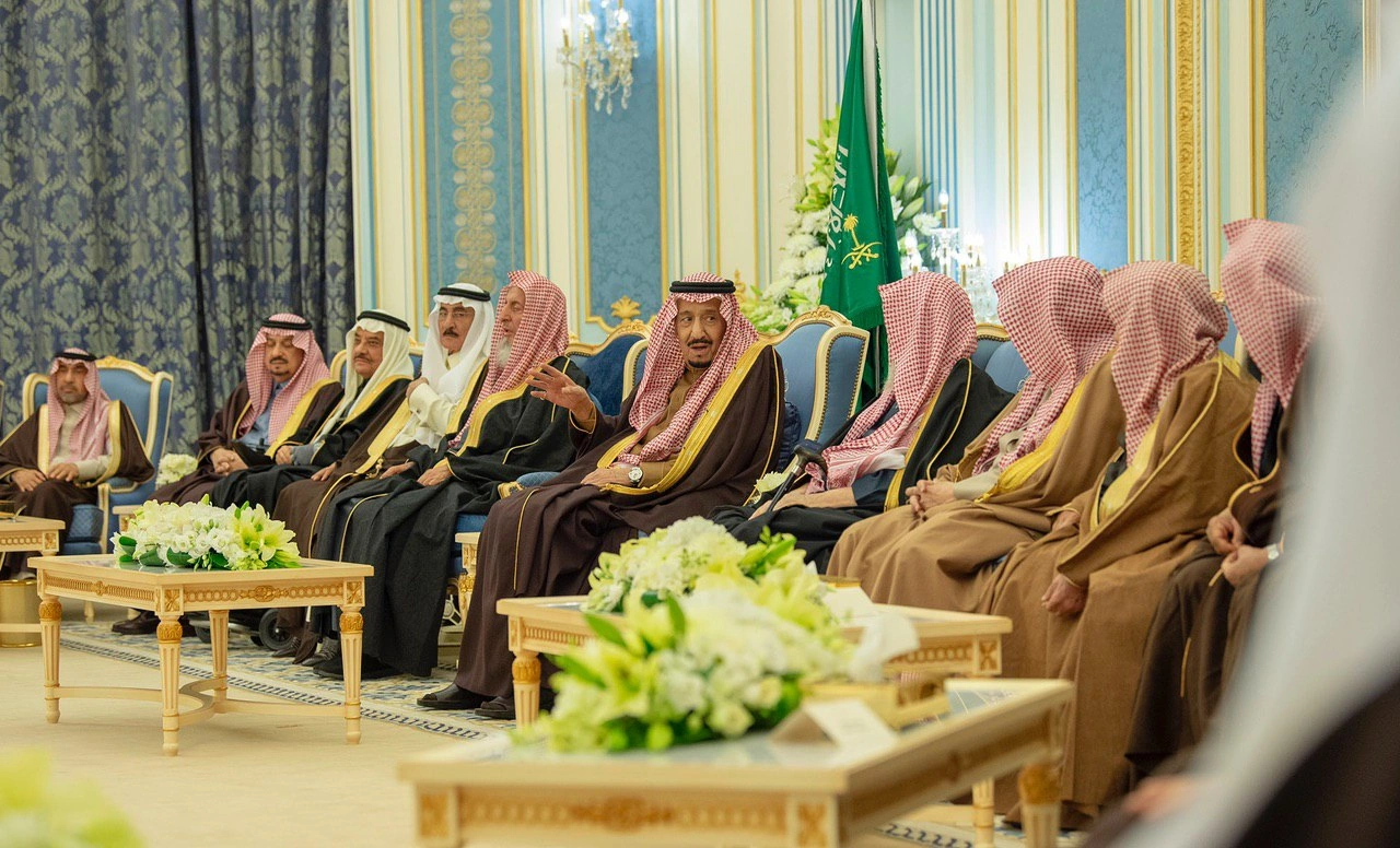 سيدي خادم الحرمين الشريفين يستقبل أصحاب السمو الأمراء ومفتي عام المملكة وأصحاب الفضيلة والعلماء وجمعاً من المواطنين. - صورة 1