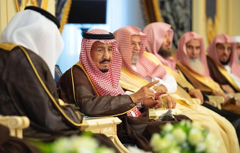 سيدي خادم الحرمين الشريفين يستقبل أصحاب السمو الأمراء والعلماء والمواطنين - صورة 5