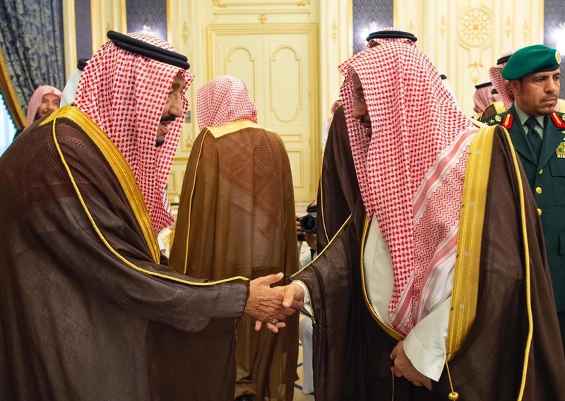 سيدي خادم الحرمين الشريفين يستقبل أصحاب السمو الأمراء والعلماء والمواطنين - صورة 6
