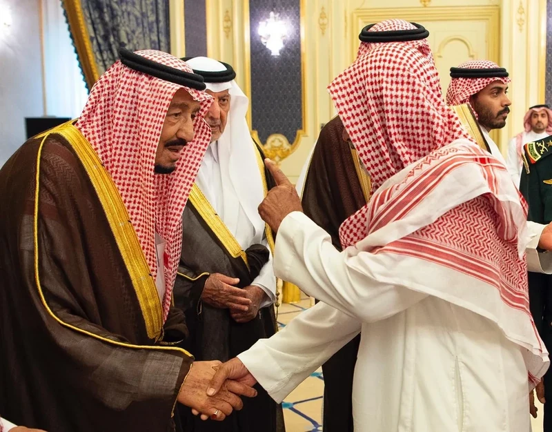 سيدي خادم الحرمين الشريفين يستقبل أصحاب السمو الأمراء والعلماء والمواطنين - صورة 12