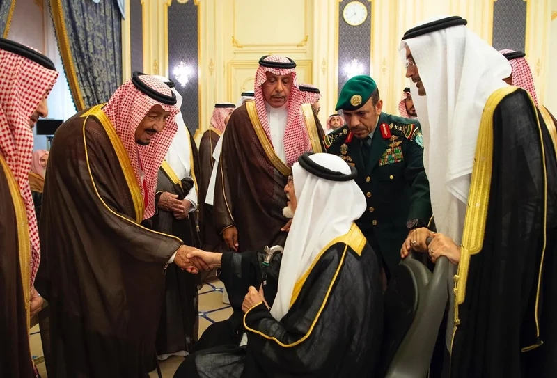 سيدي خادم الحرمين الشريفين يستقبل أصحاب السمو الأمراء والعلماء والمواطنين - صورة 13