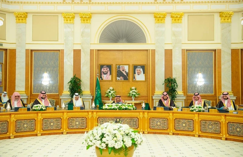 سيدي خادم الحرمين الشريفين يرأس جلسة مجلس الوزراء - صورة 3