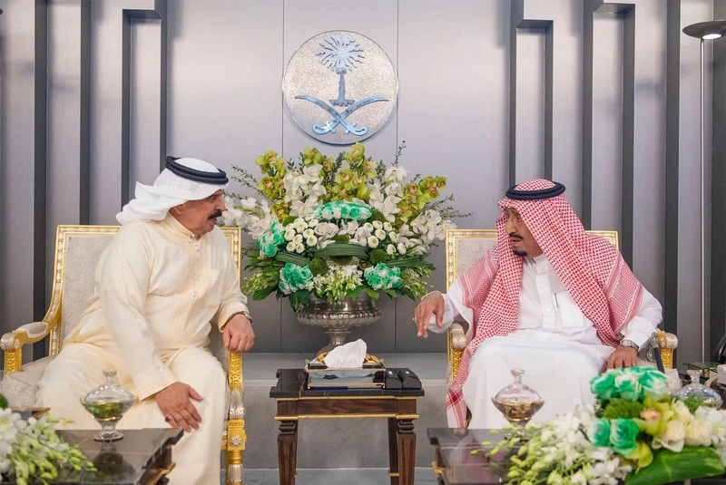 سيدي خادم الحرمين الشريفين يستقبل ملك البحرين - صورة 2