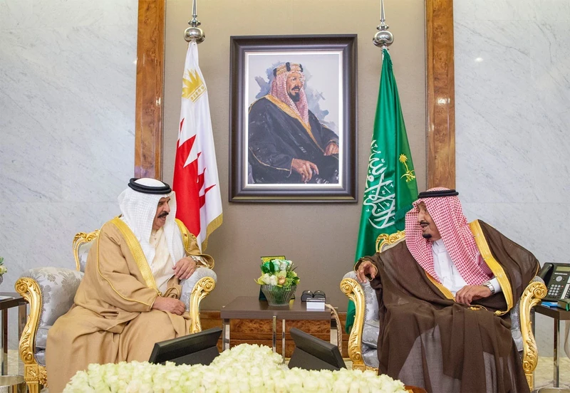 سيدي خادم الحرمين الشريفين يستقبل ملك البحرين - صورة 4