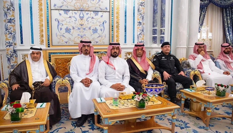 سيدي خادم الحرمين الشريفين يستقبل أسرة اللواء عبدالعزيز الفغم رحمه الله - صورة 2