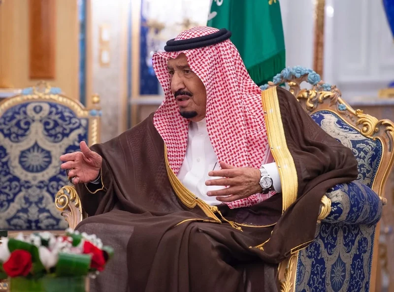 سيدي خادم الحرمين الشريفين يستقبل أسرة اللواء عبدالعزيز الفغم رحمه الله - صورة 3