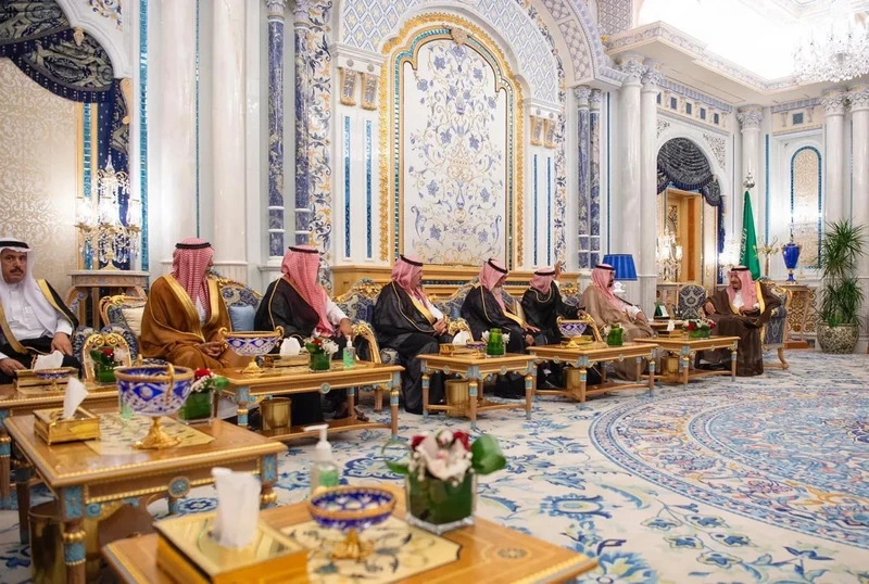 سيدي خادم الحرمين الشريفين يستقبل أسرة اللواء عبدالعزيز الفغم رحمه الله - صورة 4