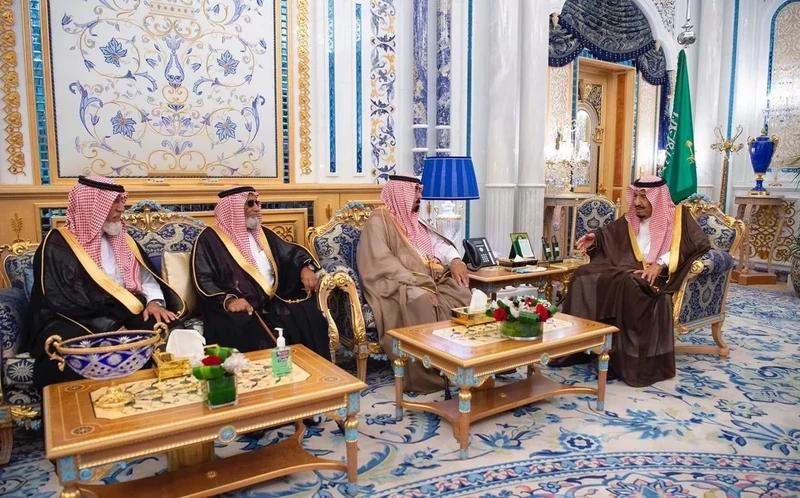 سيدي خادم الحرمين الشريفين يستقبل أسرة اللواء عبدالعزيز الفغم رحمه الله - صورة 5