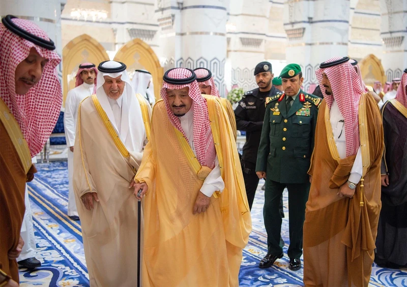 سيدي خادم الحرمين الشريفين خلال مغادرته جدة متوجهًا إلى الرياض - صورة 2