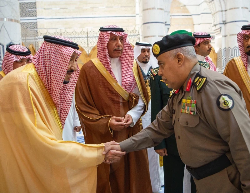 سيدي خادم الحرمين الشريفين خلال مغادرته جدة متوجهًا إلى الرياض - صورة 3