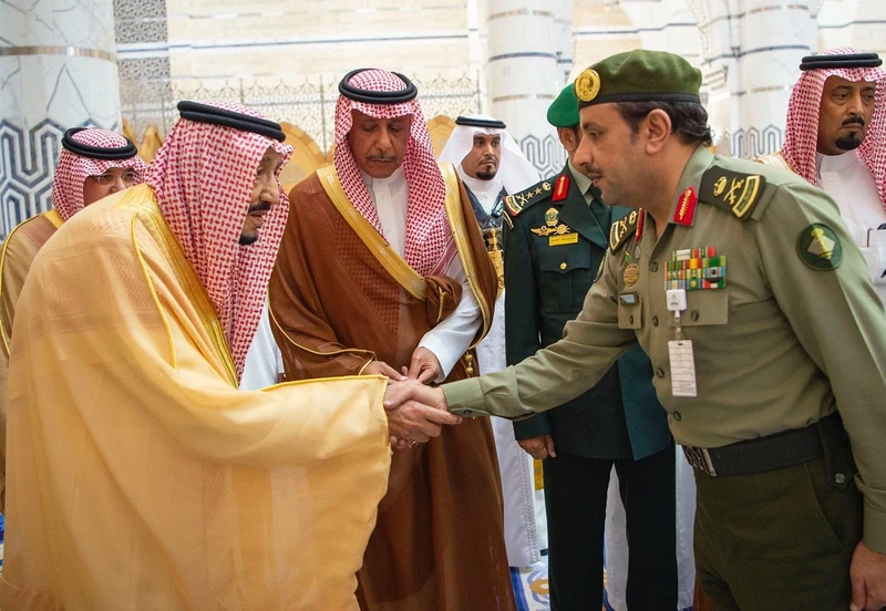 سيدي خادم الحرمين الشريفين خلال مغادرته جدة متوجهًا إلى الرياض - صورة 4