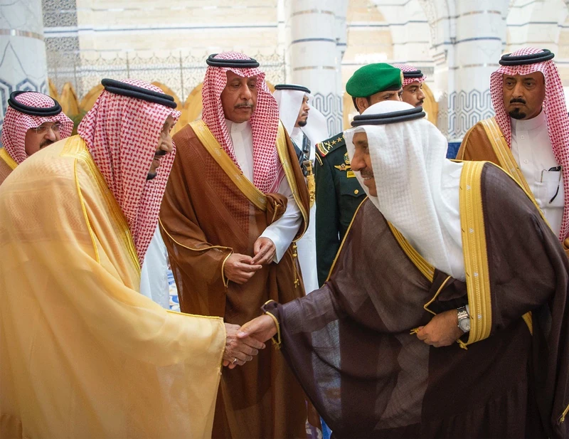 سيدي خادم الحرمين الشريفين خلال مغادرته جدة متوجهًا إلى الرياض - صورة 5