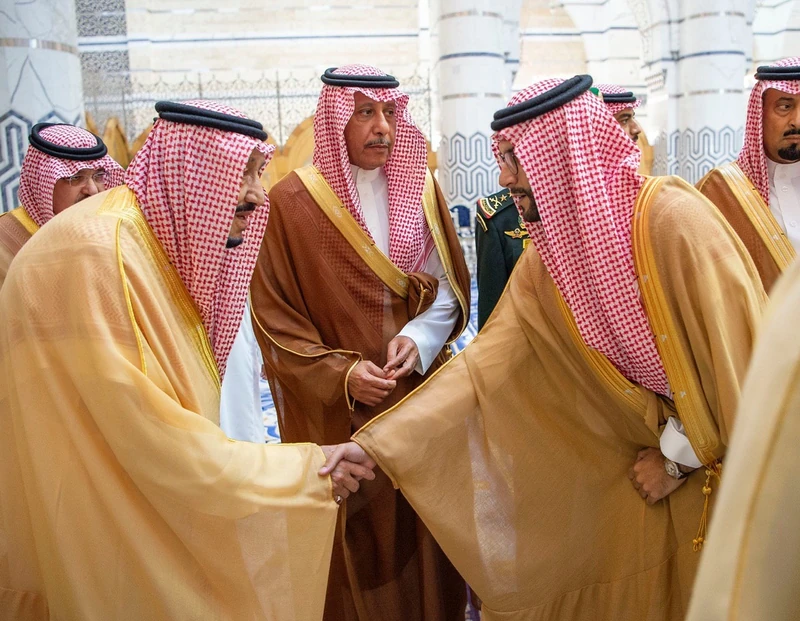 سيدي خادم الحرمين الشريفين خلال مغادرته جدة متوجهًا إلى الرياض - صورة 6