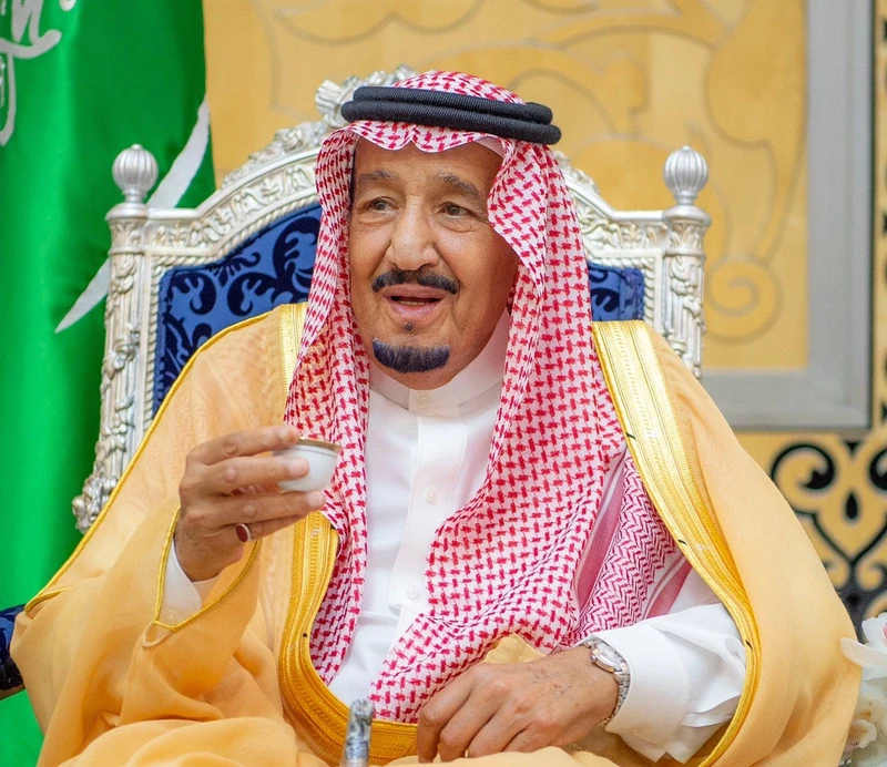 سيدي خادم الحرمين الشريفين خلال مغادرته جدة متوجهًا إلى الرياض - صورة 7