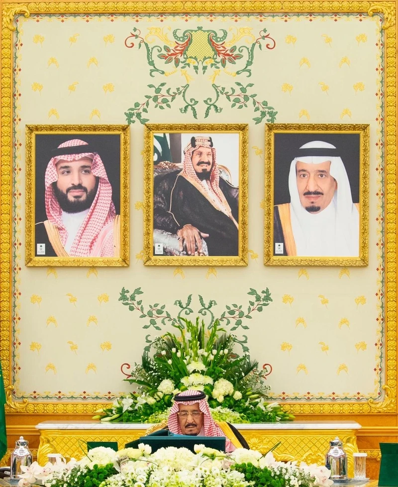 سيدي خادم الحرمين الشريفين يرأس جلسة مجلس الوزراء بالرياض 9 صفر 1441 - صورة 3