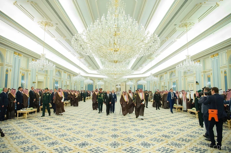 سيدي خادم الحرمين الشريفين وفخامة الرئيس الروسي في قصر اليمامة - صورة 6