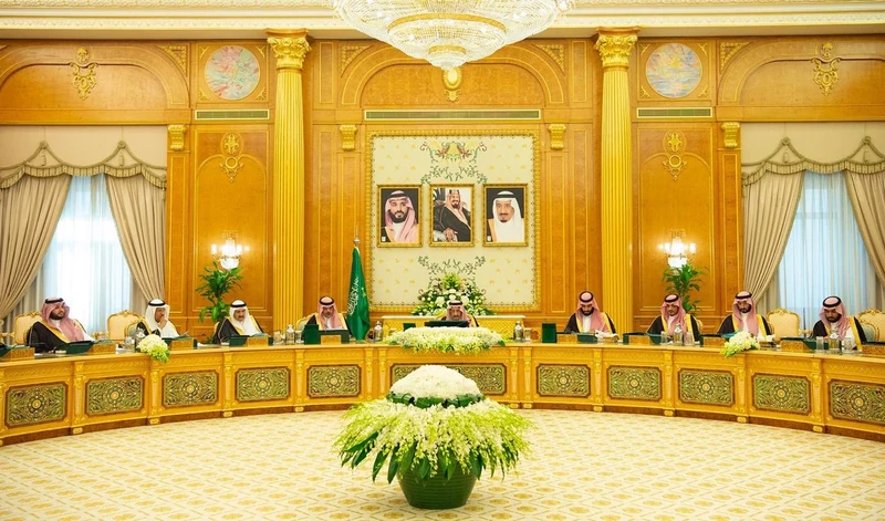 سيدي خادم الحرمين الشريفين يرأس جلسة مجلس الوزراء - صورة 6