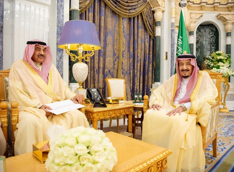 سيدي خادم الحرمين الشريفين يتسلم رسالة من سمو أمير الكويت - صورة 2