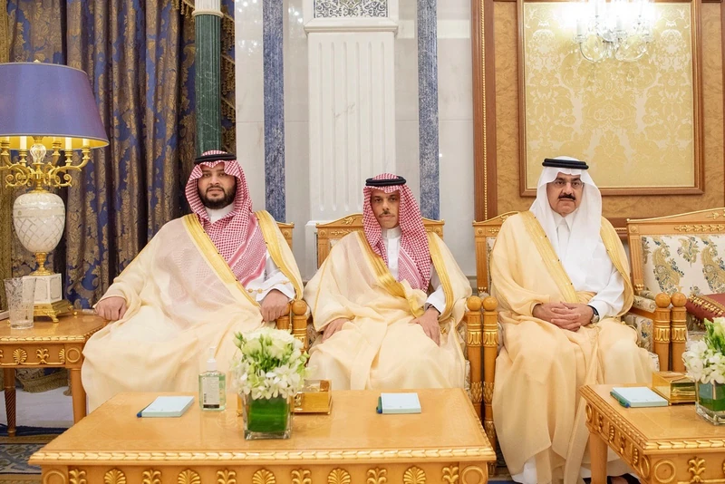 سيدي خادم الحرمين الشريفين يتسلم رسالة من سمو أمير الكويت - صورة 3
