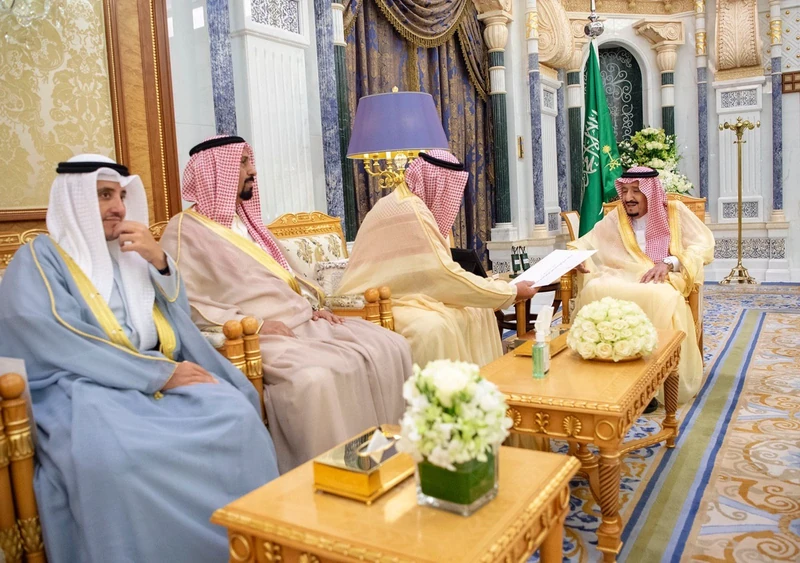 سيدي خادم الحرمين الشريفين يتسلم رسالة من سمو أمير الكويت - صورة 4