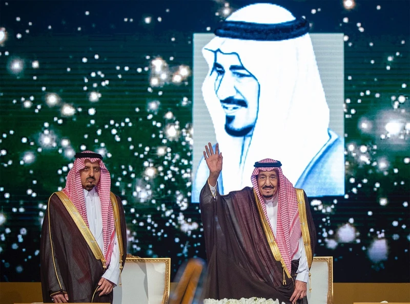 سيدي خادم الحرمين الشريفين يرعى حفل تكريم الفائزين بجائزة الملك خالد - صورة 2