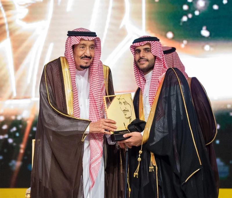 سيدي خادم الحرمين الشريفين يرعى حفل تكريم الفائزين بجائزة الملك خالد - صورة 3