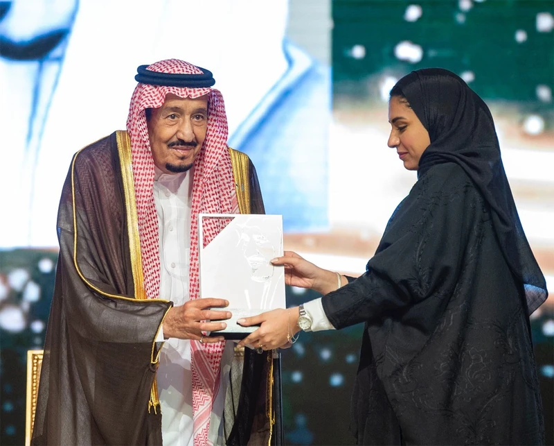 سيدي خادم الحرمين الشريفين يرعى حفل تكريم الفائزين بجائزة الملك خالد - صورة 4