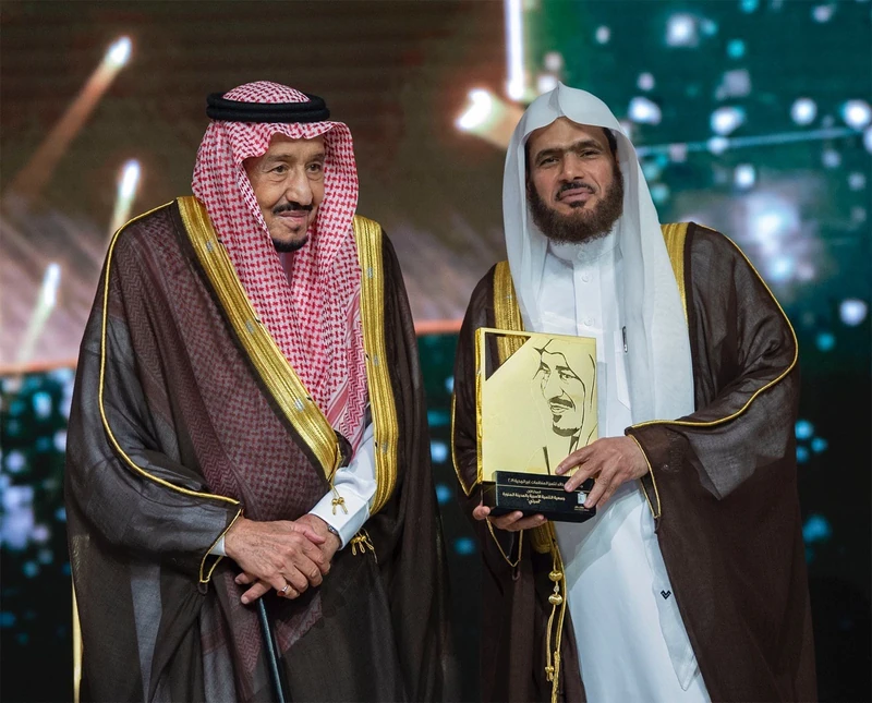 سيدي خادم الحرمين الشريفين يرعى حفل تكريم الفائزين بجائزة الملك خالد - صورة 7