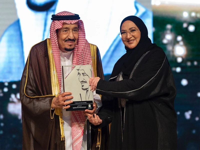 سيدي خادم الحرمين الشريفين يرعى حفل تكريم الفائزين بجائزة الملك خالد - صورة 10