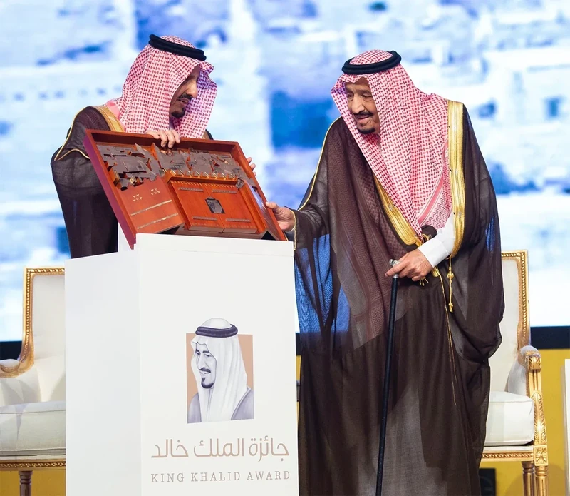 سيدي خادم الحرمين الشريفين يرعى حفل تكريم الفائزين بجائزة الملك خالد - صورة 12