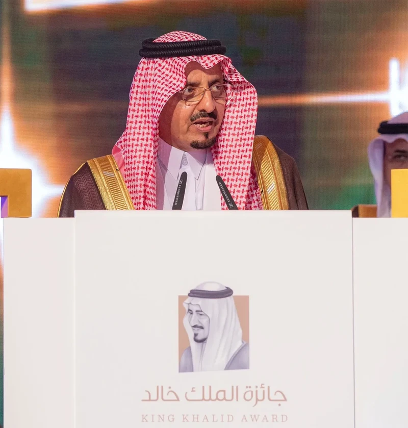 سيدي خادم الحرمين الشريفين يرعى حفل تكريم الفائزين بجائزة الملك خالد - صورة 14
