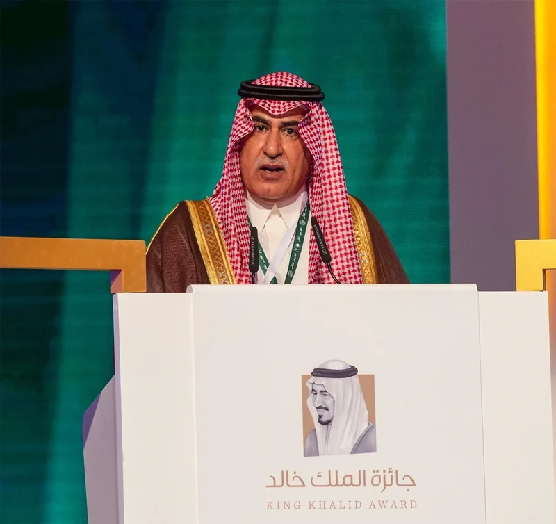 سيدي خادم الحرمين الشريفين يرعى حفل تكريم الفائزين بجائزة الملك خالد - صورة 15