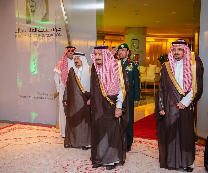 سيدي خادم الحرمين الشريفين يرعى حفل تكريم الفائزين بجائزة الملك خالد - صورة 18