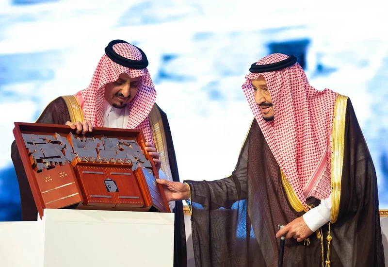 سيدي خادم الحرمين الشريفين يرعى حفل تكريم الفائزين بجائزة الملك خالد - صورة 19