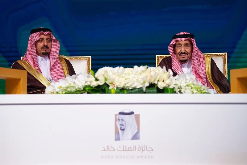 سيدي خادم الحرمين الشريفين يرعى حفل تكريم الفائزين بجائزة الملك خالد - صورة 20
