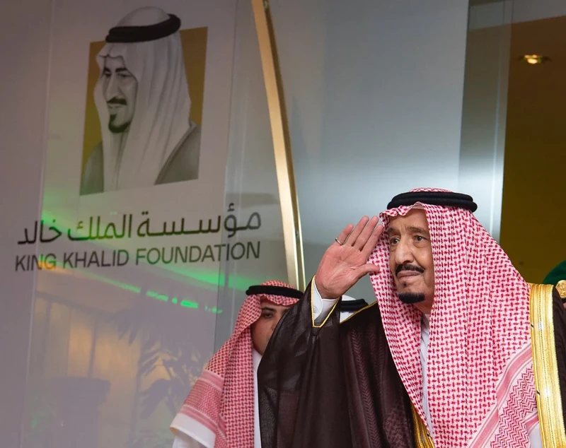 سيدي خادم الحرمين الشريفين يرعى حفل تكريم الفائزين بجائزة الملك خالد - صورة 24