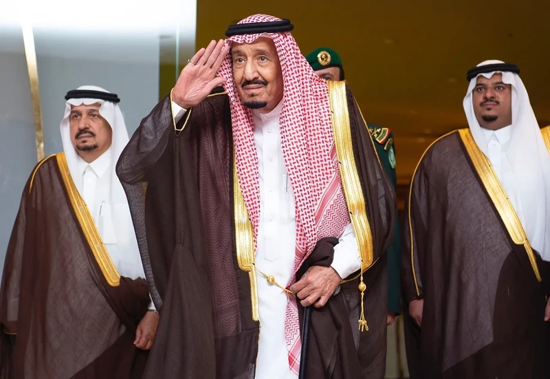 سيدي خادم الحرمين الشريفين يرعى حفل تكريم الفائزين بجائزة الملك خالد - صورة 25