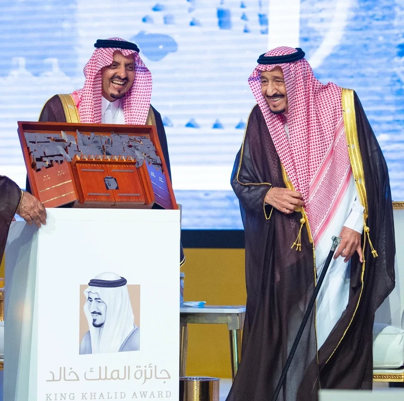 سيدي خادم الحرمين الشريفين يرعى حفل تكريم الفائزين بجائزة الملك خالد - صورة 26