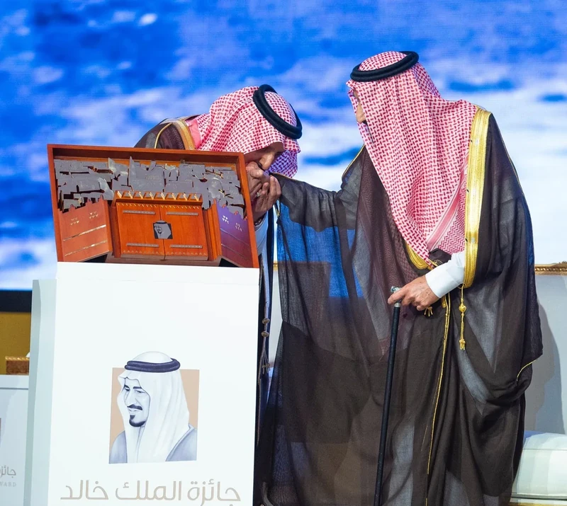 سيدي خادم الحرمين الشريفين يرعى حفل تكريم الفائزين بجائزة الملك خالد - صورة 27