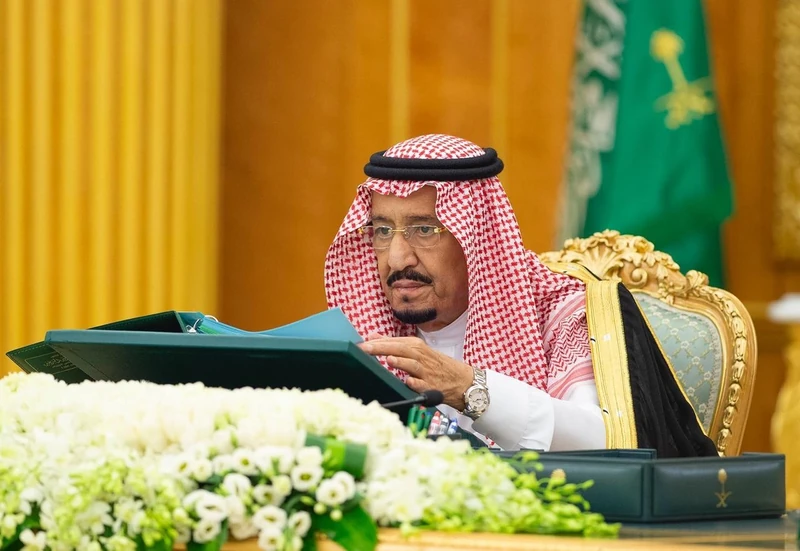 سيدي خادم الحرمين الشريفين يرأس جلسة مجلس الوزراء - صورة 3