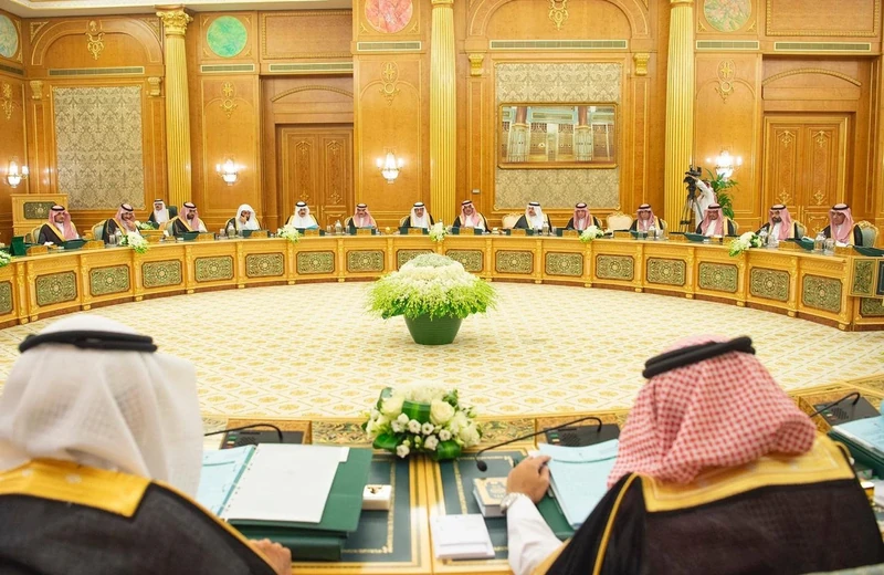 سيدي خادم الحرمين الشريفين يرأس جلسة مجلس الوزراء - صورة 4