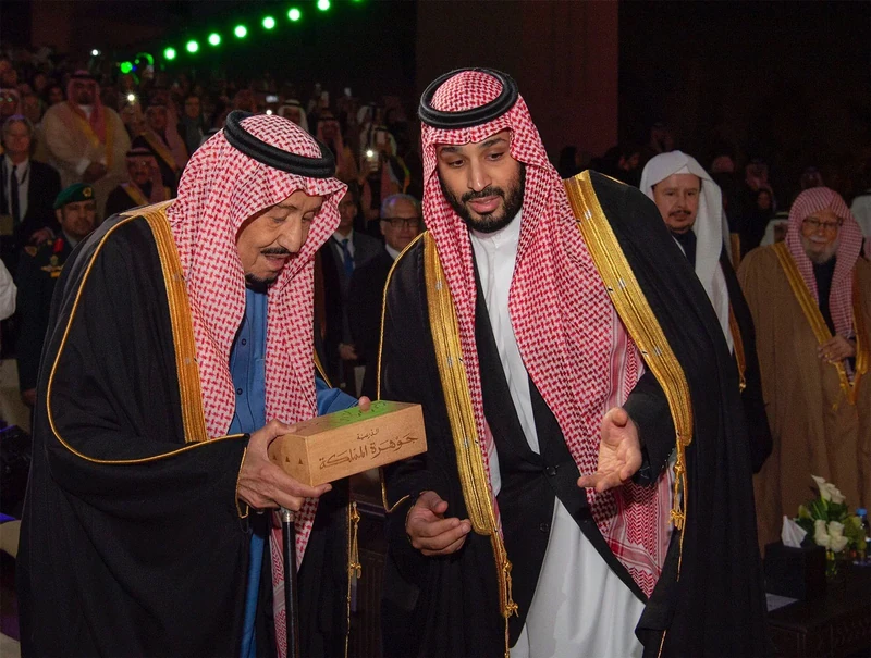سيدي خادم الحرمين الشريفين يرعى وضع حجر الأساس لمشروع بوابة الدرعية - صورة 2
