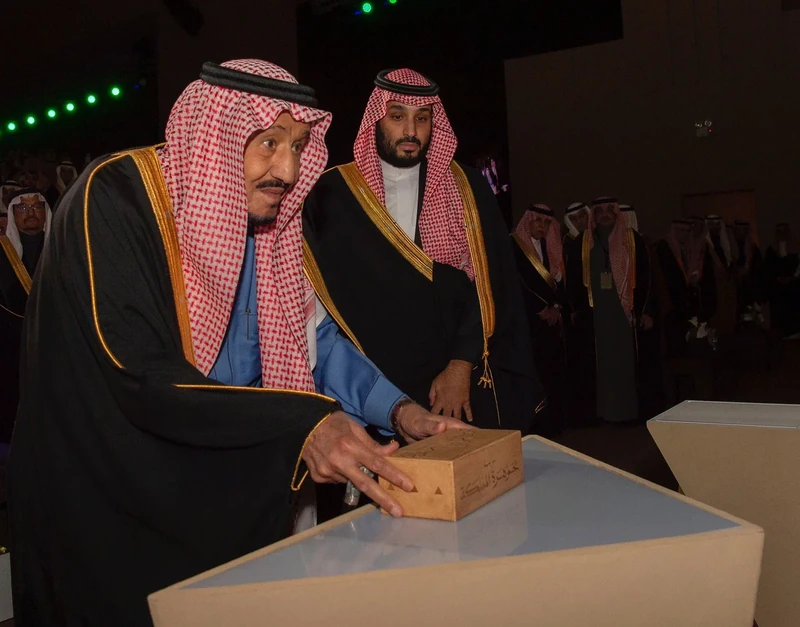 سيدي خادم الحرمين الشريفين يرعى وضع حجر الأساس لمشروع بوابة الدرعية - صورة 3