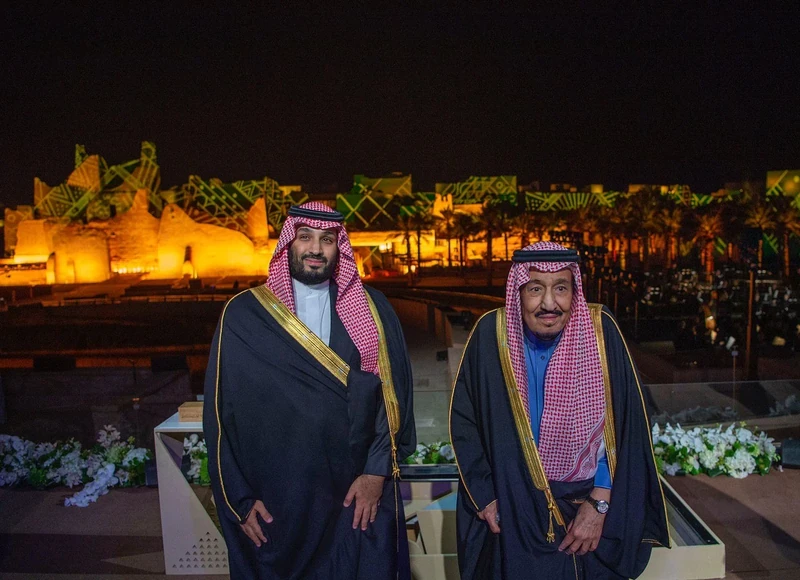 سيدي خادم الحرمين الشريفين يرعى وضع حجر الأساس لمشروع بوابة الدرعية - صورة 5